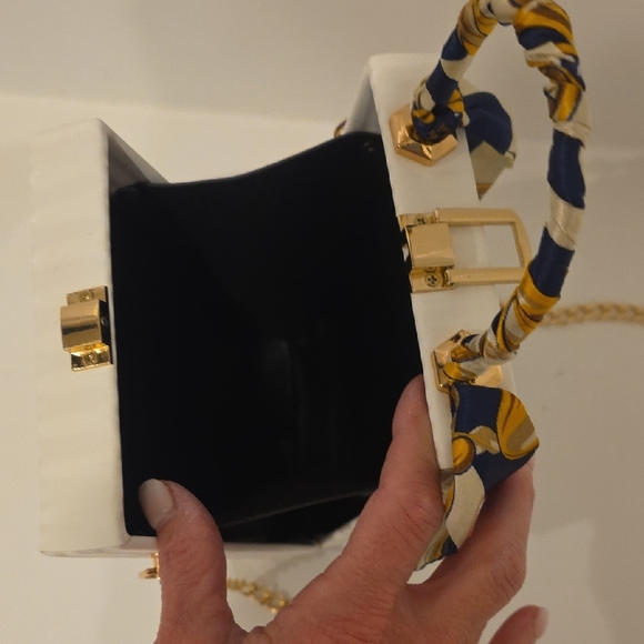 Chic White and Gold Handbag with Fashion Illustration - Picture 6 of 6